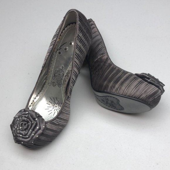 LIKE NEW NAUGHTY MONKEY PLATINUM FABRIC SZ US9 4.5” HEELS ⭐️ - Picture 5 of 10